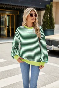 Grün-weißer gestreifter Rundhals-Sweatshirt mit stylischen neongrünen Kontrastbündchen.