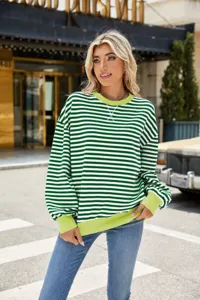 Lässiger grün-weißer gestreifter Langarm Pullover mit bunten Bündchen für den urbanen Alltag.