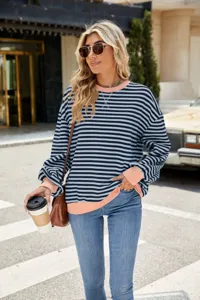 Detailansicht lässiger Damen gestreifter Pullover mit Rundhalsausschnitt und Bündchen.