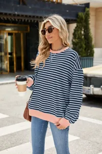 Detailaufnahme des lässigen gestreiften Langarm-Sweatshirts mit farblich abgesetzten Bündchen.