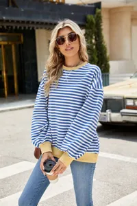 Nahaufnahme des stilvollen blau-weiß gestreiften Langarm-Sweatshirts mit gelben Kontrasten.