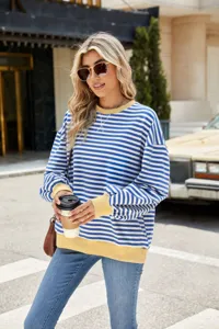 Detaillierte Ansicht eines stylischen blau-weißen Langarm-Sweatshirts für Damen neu.