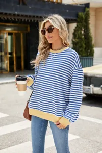 Lässiger blau-weißer Sweatshirt mit gelbem Kontrast-Rundhalsausschnitt und langen Ärmeln.