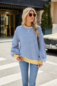 Detailansicht des blau-weißen Streifenshirts für Damen mit gelben farblichen Akzenten.