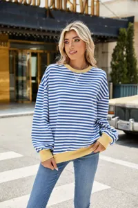 Detailansicht des blau-weiß gestreiften Damen Sweatshirts mit gelben Kontrastbündchen.