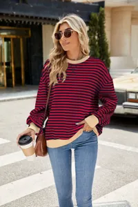 Nahaufnahme des rot-blau gestreiften Pullovers mit abgesetztem Bund und Bündchen.