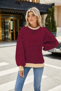 Nahaufnahme des rot-schwarzen gestreiften Sweatshirts mit khakifarbenem Kragen und Bündchen.