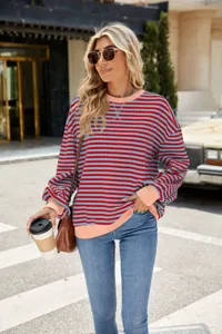 Detailansicht des gestreiften Damen Sweatshirts mit Rundhalsausschnitt in Rot und Blau.
