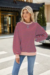 Detailansicht des lässigen Damen rot blau gestreiften Rundhals Sweatshirts im Freien.