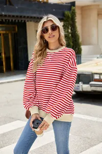 Detailansicht des rot-weiß gestreiften Damen-Langarm-Crewneck-Sweaters mit Kontrastbündchen.