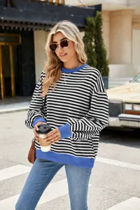 Lässiges schwarz-weiß gestreiftes Langarm-Sweatshirt mit lebendigem blauem Kontrast für Damen.