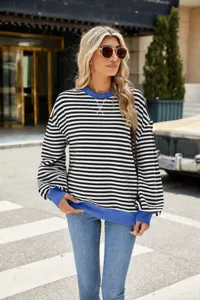 Detailansicht eines lässigen schwarz-weißen gestreiften Sweatshirts mit blauen Bündchen.