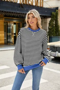 Details des schwarz-weißen gestreiften Langarm-Sweatshirts mit blauen Rippbündchen.