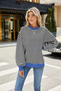 Schwarz-weißer Langarm-Sweatshirt mit kontrastierendem blauen Kragen und Bündchen.