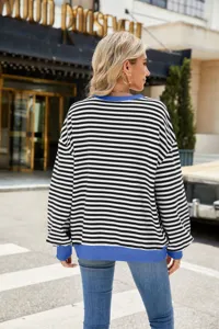 Detailansicht eines schwarz-weißen gestreiften Damen Langarm Sweatshirts mit blauem Kragen.