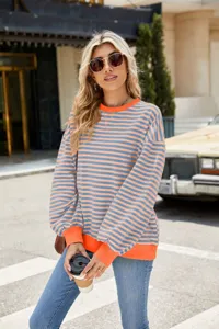 Detailansicht des lässigen Damen-Langarm-Crewneck-Sweatshirts mit Streifen in Blau und Orange.