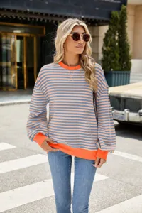 Lässiges gestreiftes Rundhals-Sweatshirt Detailbild mit lebendigen Farbblock-Ärmeln.