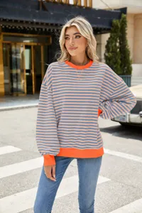 Detailansicht des lässigen gestreiften Sweatshirts mit Rundhalsausschnitt und bunten Blockstreifen.