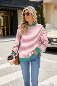 Detailansicht des lässigen gestreiften Damen Sweatshirts mit kontrastierenden Bündchen.