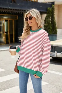 Detailansicht eines gestreiften Damen Langarm Sweatshirts mit kontrastierenden Bündchen.