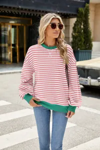 Detailansicht des gestreiften Colorblock-Sweatshirts mit grünem Kontrastbesatz.