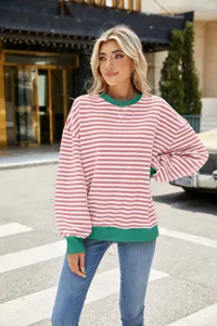 Detailaufnahme des gestreiften Langarm-Sweatshirts mit kontrastierendem Kragen und Bündchen.