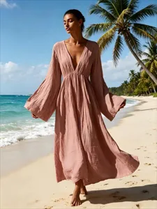 V-Ausschnitt Langarm Maxikleid Detail in zartem Rosa, fließender Urlaubs-Look am Strand.