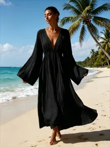 Schwarzes Maxikleid mit V-Ausschnitt und langen Ärmeln am Strand Urlaubsstil Detailansicht.
