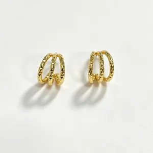 Boucles d'oreilles créoles triples dorées avec texture matelassée, bijoux élégants en acier.