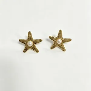 Boucles d'oreilles étoile de mer perle française en acier inoxydable doré et élégant.