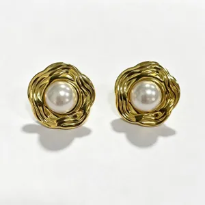 Boucles d'oreilles clous fleur perle en acier inoxydable doré, design vintage français.