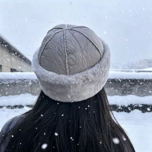 Bonnet docker chaud en cuir veritable style retro revers en peau de mouton hiver chic