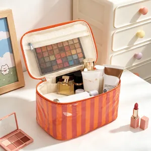 Bolsa de cosméticos a rayas impermeable, gran organizador de PVC para viajes y artículos de aseo.