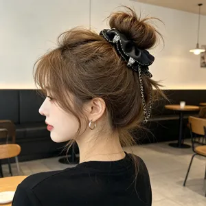 Elegante coletero de pelo negro con cinta de leopardo y detalle metálico para moños.