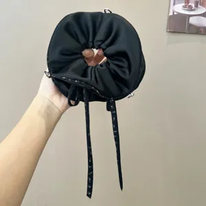 Coletero de pelo negro plisado con cintas largas, accesorio elegante retro para mujeres.