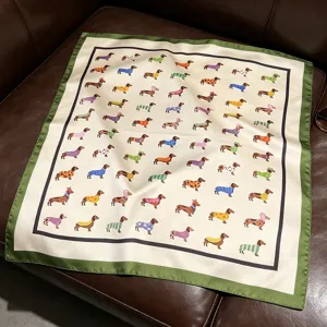 Petit carré de soie satinée avec imprimé de chiens teckels mignons, foulard élégant.