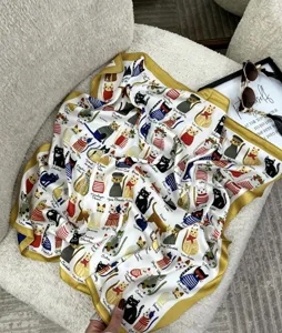 Carré en satin de soie avec imprimé chat mignon, foulard élégant pour femmes 70cm