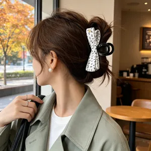Vue détaillée d'une pince à cheveux élégante avec nœud en ruban floral, accessoire chic.