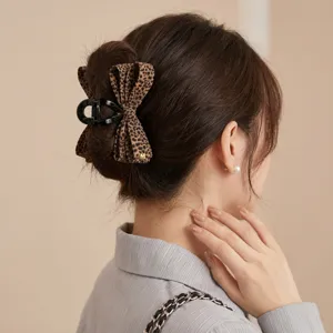 Pince à cheveux nœud multicouche imprimé léopard, accessoire élégant rétro pour coiffure femme.