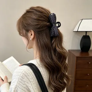 Élégante pince à cheveux nœud multicouche avec motif floral rétro pour coiffures élégantes.