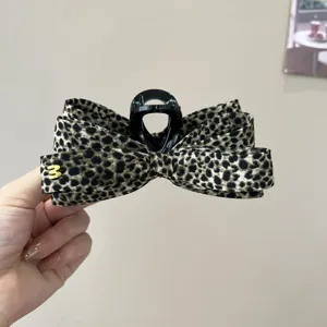 Pince à cheveux nœud imprimé léopard pour femme, accessoire rétro élégant de coiffure.