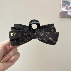 Pince à cheveux nœud multicouche à fleurs rétro, accessoire élégant en tissu pour coiffure.