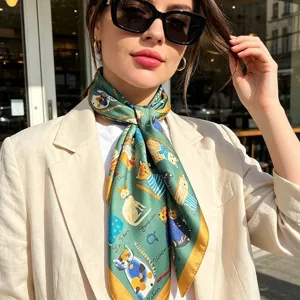 Foulard en soie vert avec motif chat de cartoon, carré satiné de 70cm élégant.
