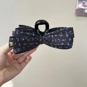 Élégante pince à cheveux nœud en tissu floral, design rétro multicouche pour coiffures.