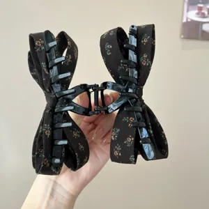 Pince à cheveux double griffe à fleurs vintage, élégant accessoire de cheveux en tissu.