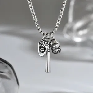 Collana con ciondolo da baseball color argento hip-hop con mazza guanto cappello uomo.