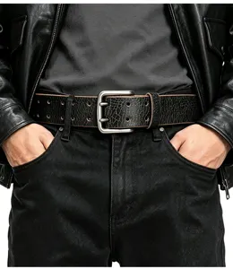 Cintura uomo vintage in vera pelle con fibbia a doppio ardiglione, stile casual.