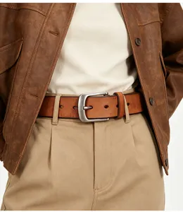 Vue détaillée d'une ceinture en cuir marron avec boucle ardillon argentée, style classique.