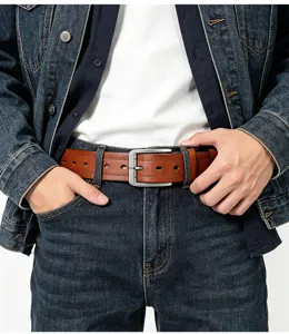 Détail de ceinture en cuir avec boucle ardillon vintage et texture cuir de vache.