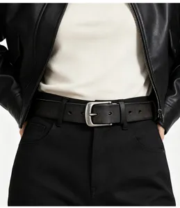 Détail de ceinture en cuir classique avec boucle ardillon en métal vintage et sangle.